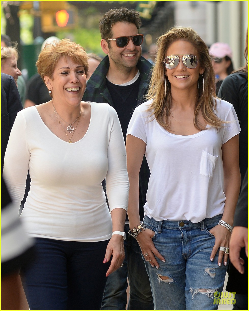 Jennifer Lopez Continues to Adore Mom Guadalupe After Mother's Day!: Photo 3111937 | Jennifer Lopez Photos | Just Jared: Entertainment News