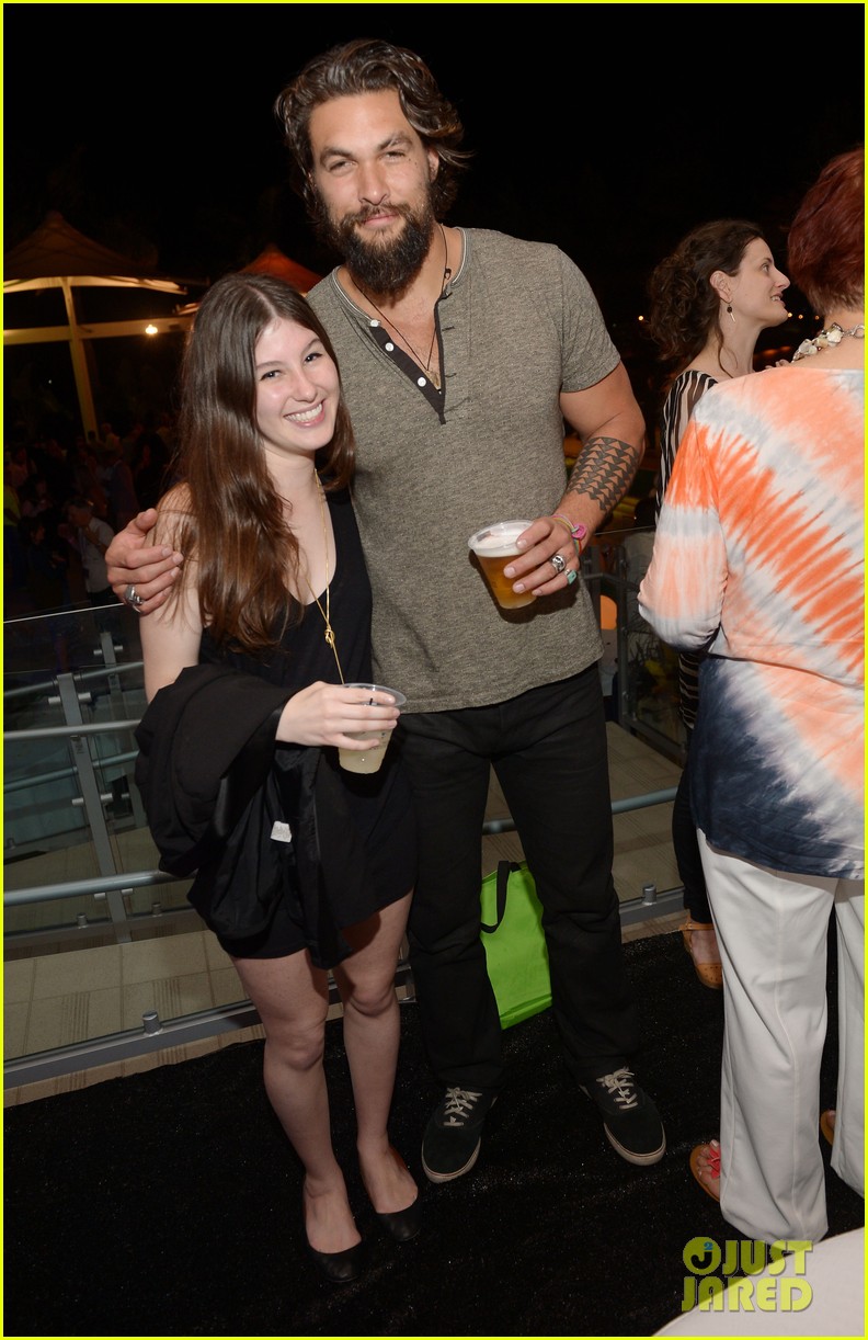 Jason Momoa Proves He Is the Master at Posing for Fan Photos!: Photo 3090849 | Charles McDowell, Elisabeth Moss, Jason Momoa Photos | Just Jared: Entertainment News