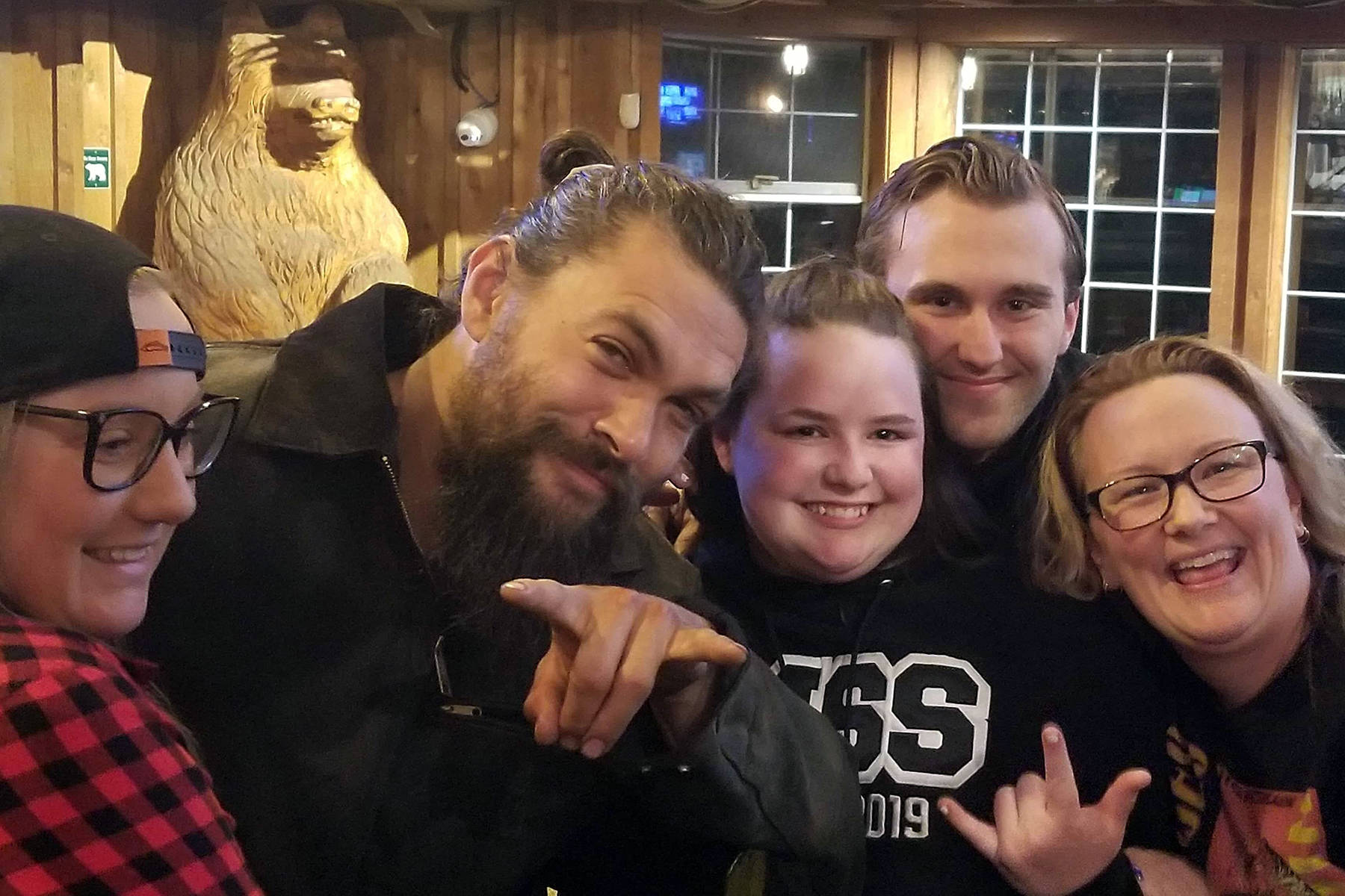 VIDEO: 'Aquaman' star Jason Momoa visits Mission, B.C. pub - Vernon Morning Star