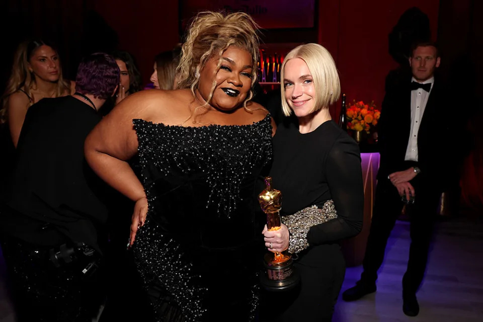 Da'Vine Joy Randolph (L) attend the 2024 Vanity Fair Oscar Party Hosted By Radhika Jones at Wallis Annenberg Center for the Performing Arts on March 10, 2024 in Beverly Hills, California.