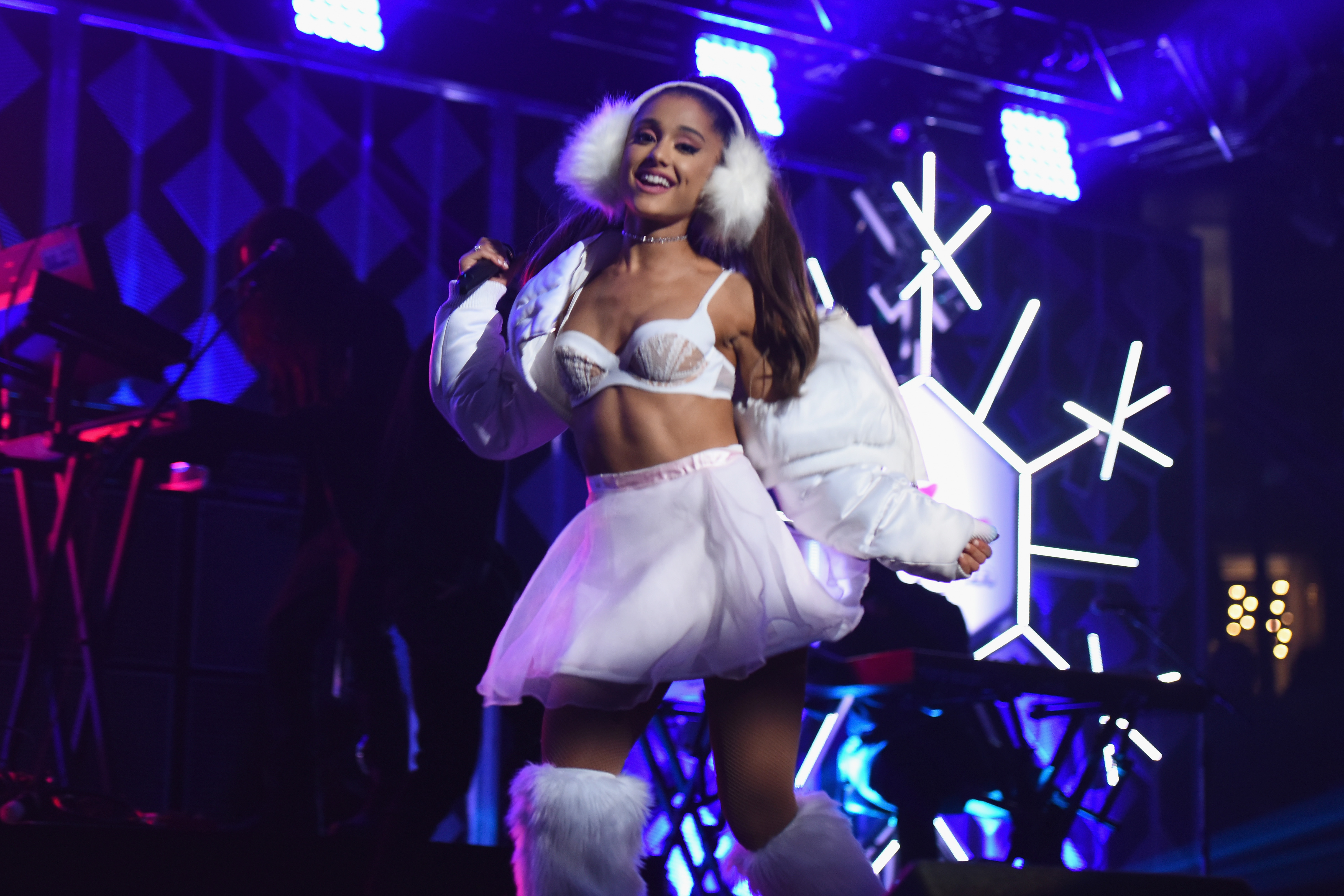 Heartthrob Shawn Mendes, honey-voiced Ariana Grande highlight dizzying Jingle Ball concert - The Boston Globe
