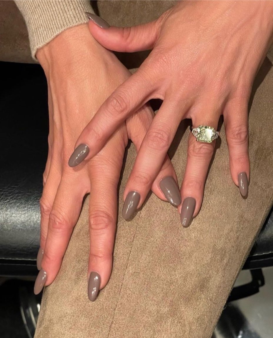 Jennifer Lopez's Mocha Manicure Is the Season's Ultimate Neutral | Vogue