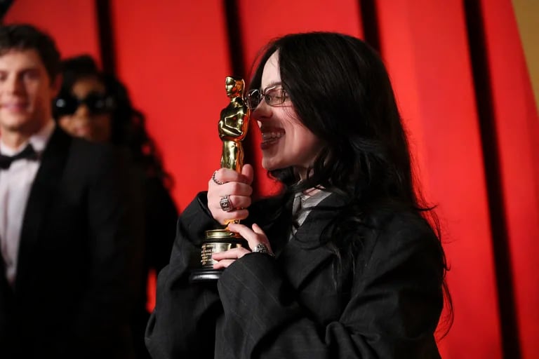 Billie Eilish se convirtió en la persona más joven en ganar dos premios  Oscar - Infobae