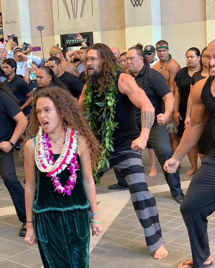 Jason Momoa with his daughter Lola Iolani and his fellow Native Hawaiians doing a special combination … | Jason momoa, Jason momoa shirtless, Jason momoa lisa bonet