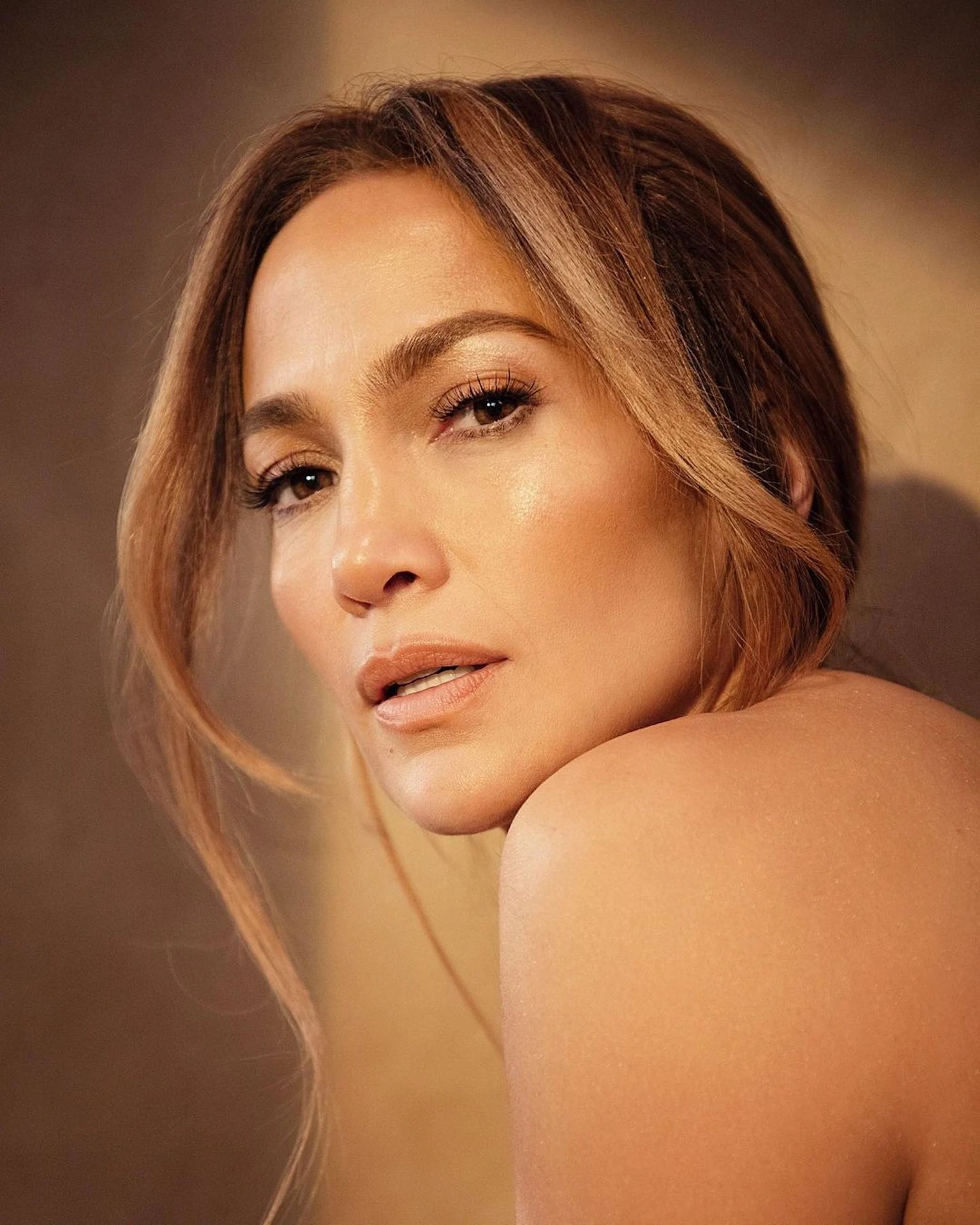 Vẻ đẹp nóng bỏng của Jennifer Lopez ở tuổi 54 - Ảnh 1.