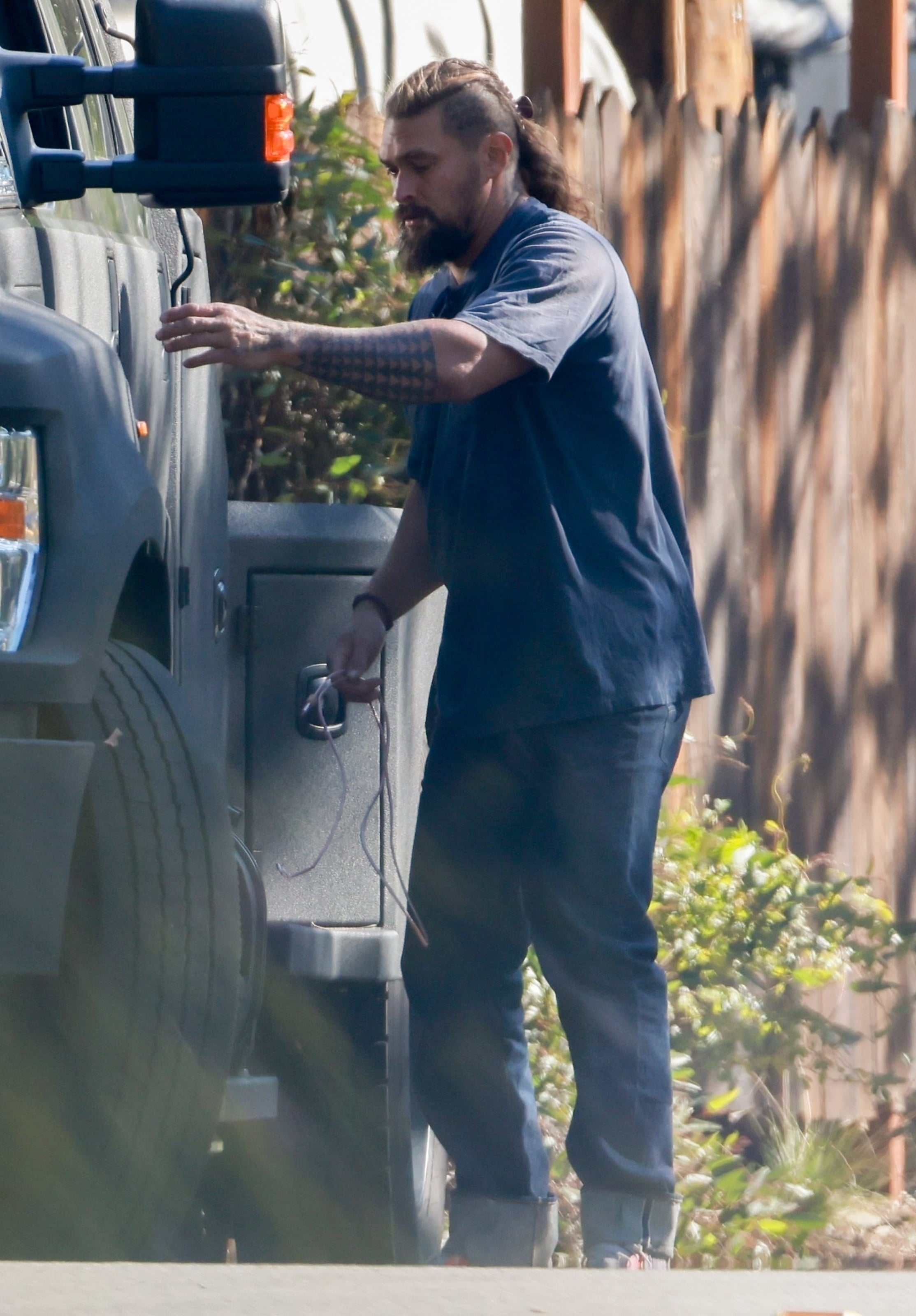 Photo of Jason Momoa Delivering Christmas Tree to Lisa Bonet | POPSUGAR Celebrity