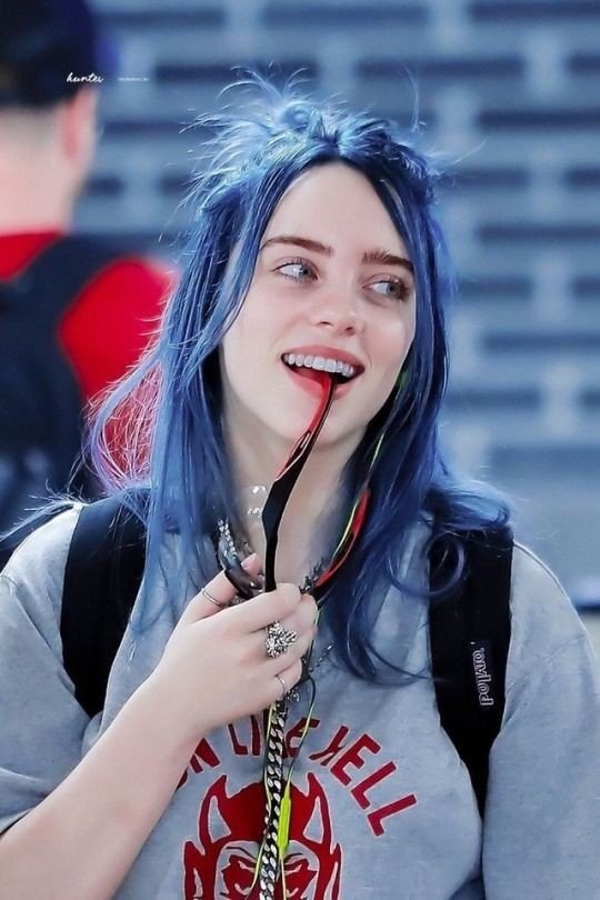 Billie eilish: blue hair= | Billie Eilish Brasil Amino