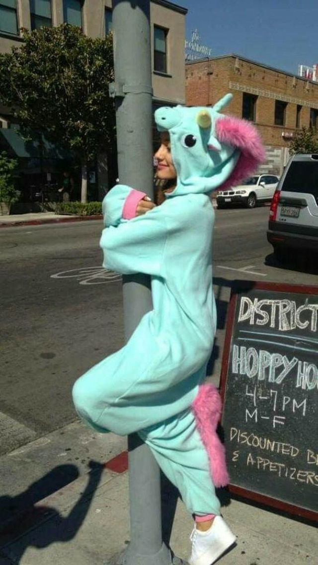 Ariana Grande dressed in her blue unicorn outfit and leaning on a pole.:). | Şarkıcılar, Ünlüler, Kadın