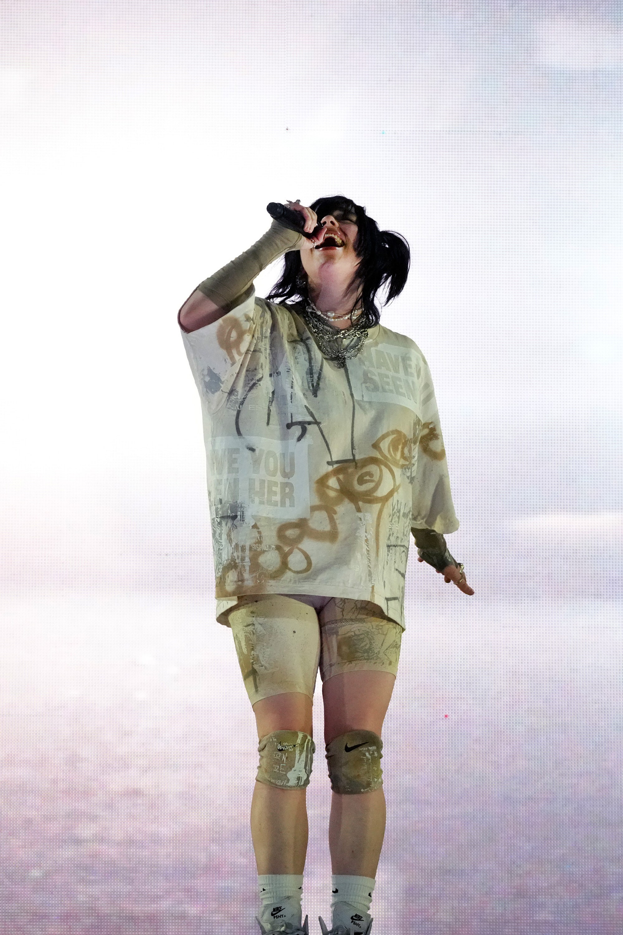 Billie Eilish brilla en su debut al encabezar el Festival de Coachella 2022 | Vogue