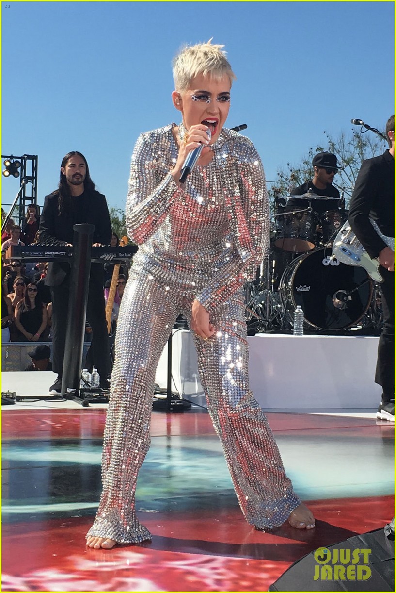 katy perry wraps up live stream with dazzling la concert 013913596