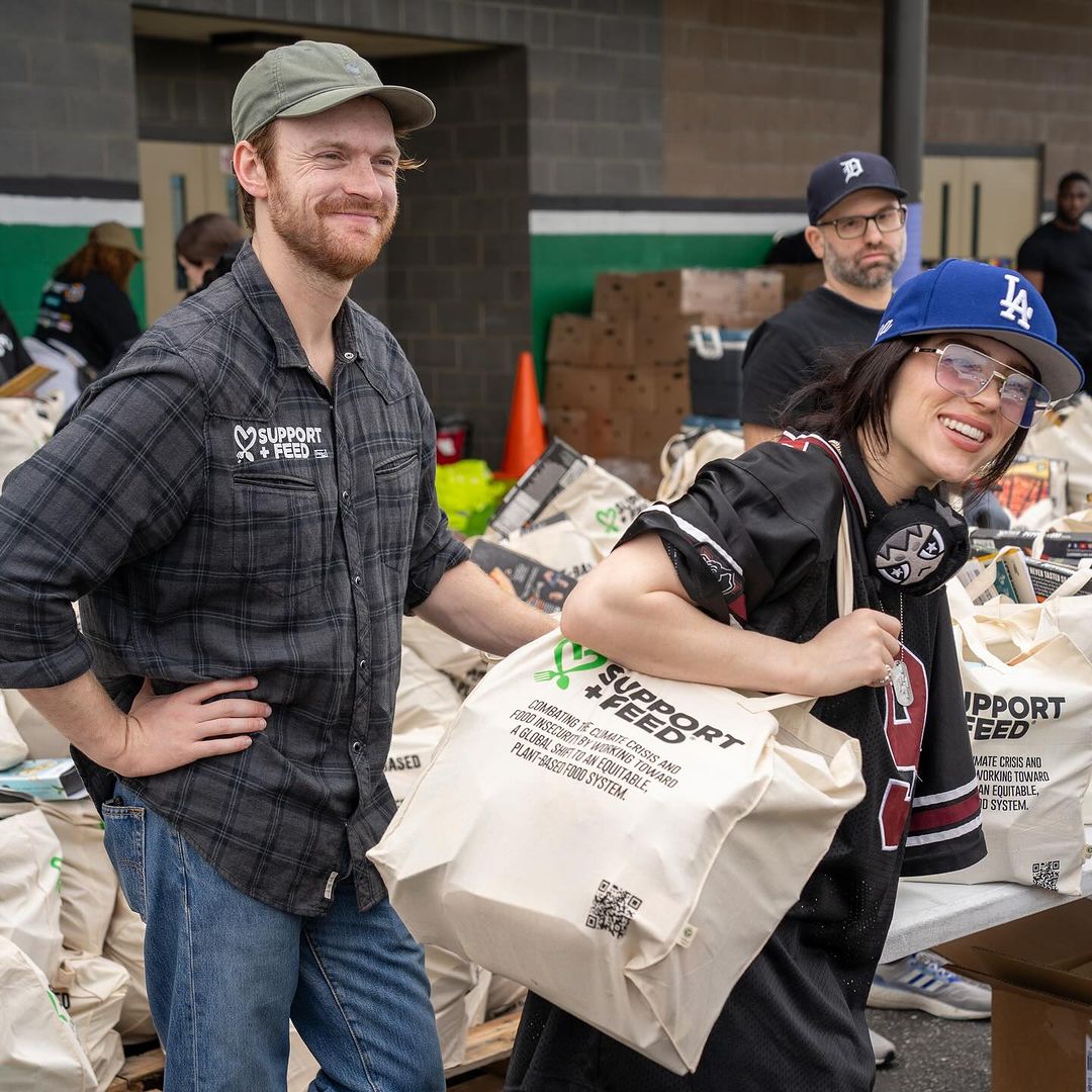 Billie Eilish Society on X: "Billie volunteering with @finneas and @ JanelleMonae for @SupportandFeed1 recently! https://t.co/gygGmUOvdR" / X