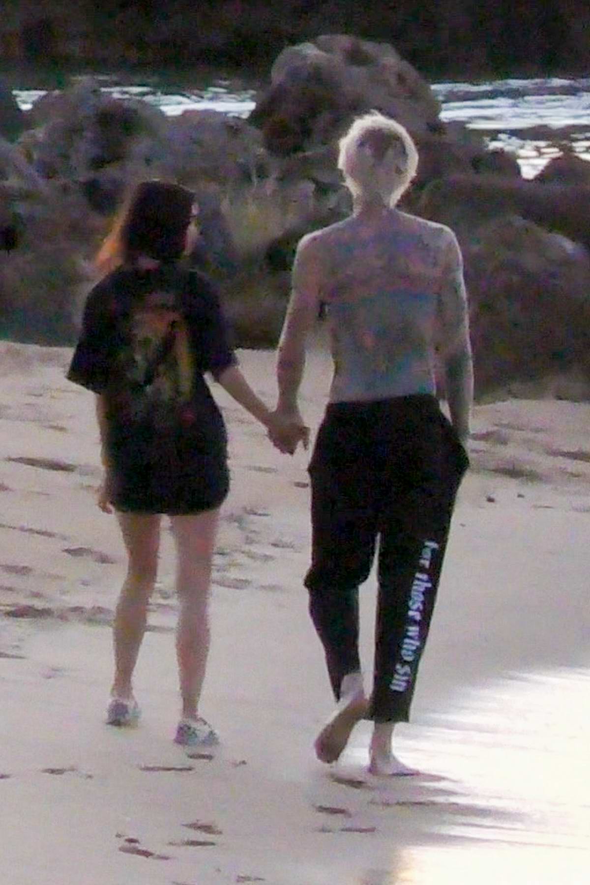 megan fox and machine gun kelly go for a romantic stroll on the beach during their vacation in san juan, puerto rico-240720_2