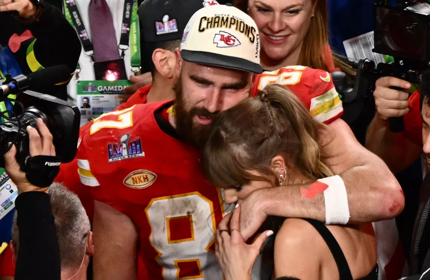 Taylor Swift kisses Kansas City Chiefs' tight end #87 Travis Kelce