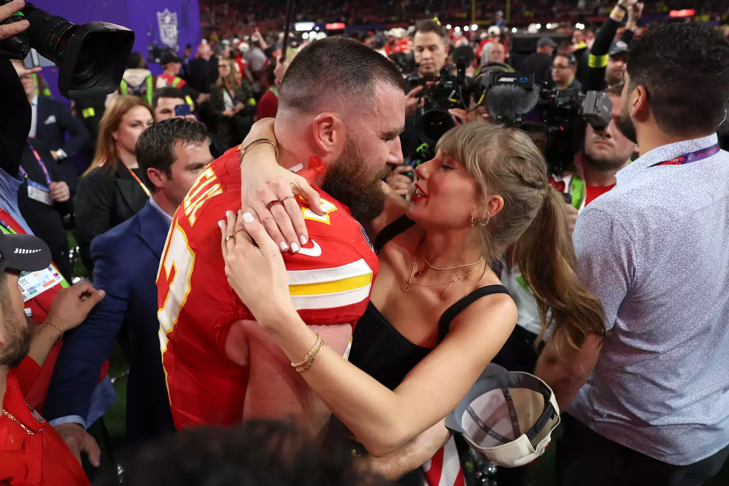 Travis Kelce Taylor Swift after defeating the San Francisco