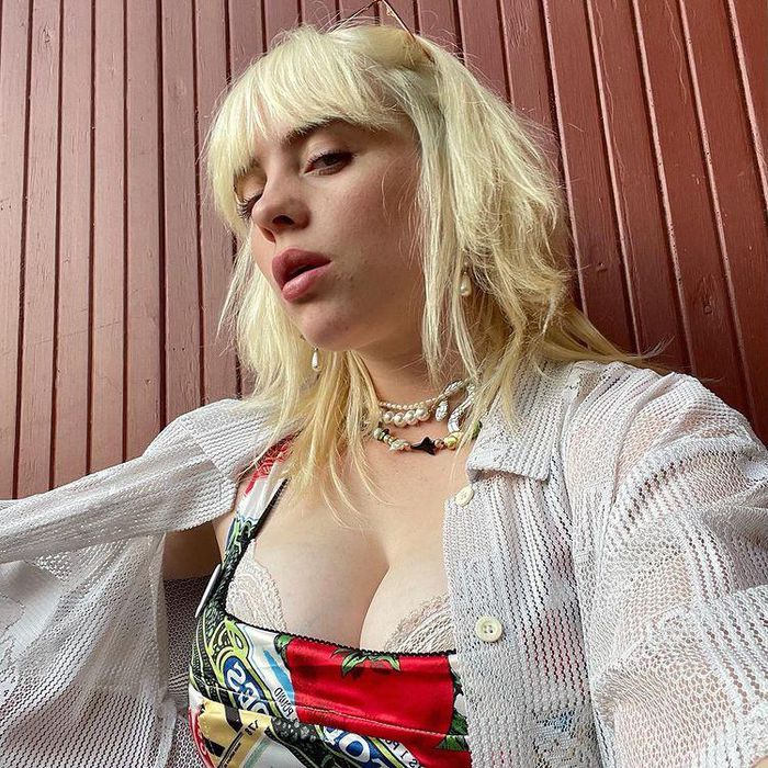 Billie Eilish diện corset gợi cảm - Hình 2