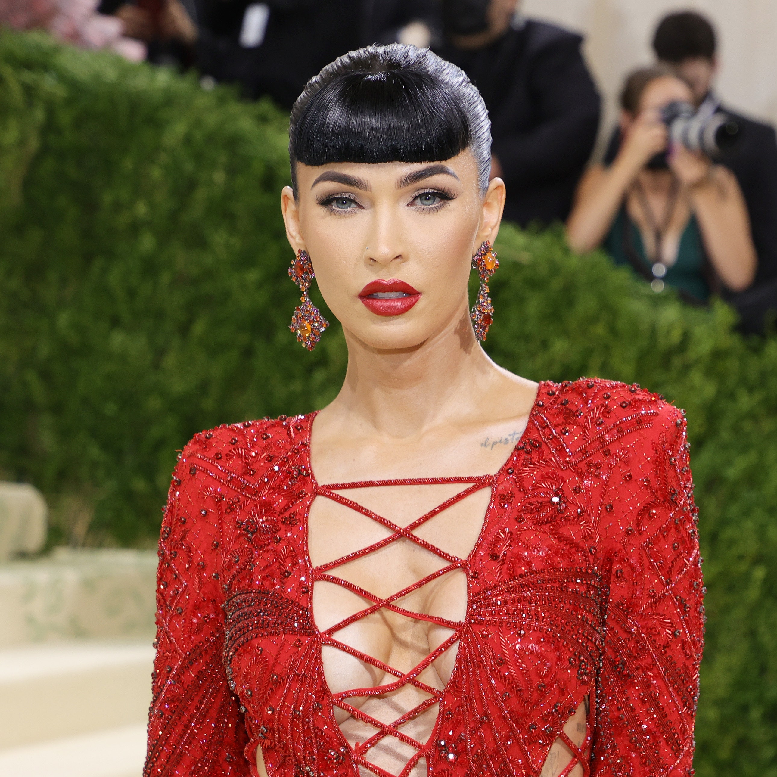 Megan Fox Debuts a Set of Bettie Page Bangs at the Met Gala 2021 | Vogue