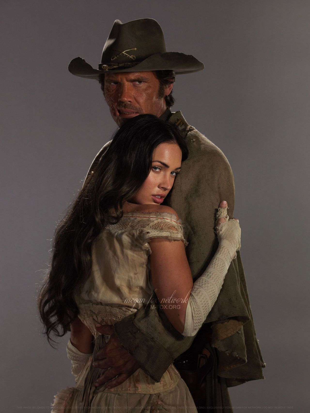 Film/TV] Promotional photo of Josh Brolin and Megan Fox in