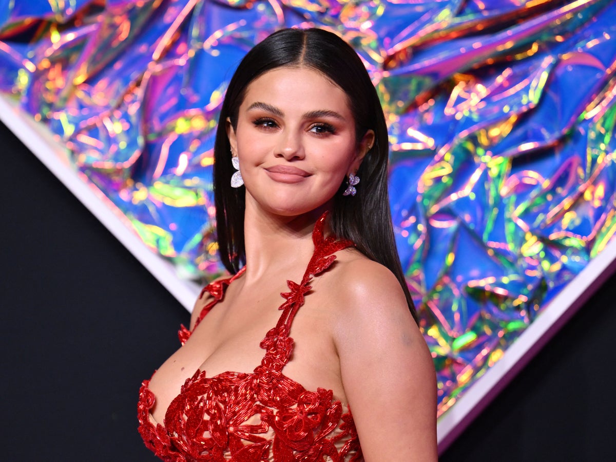 Selena Gomez returns to the VMAs red carpet in red gown for first appearance since 2015 | The Independent