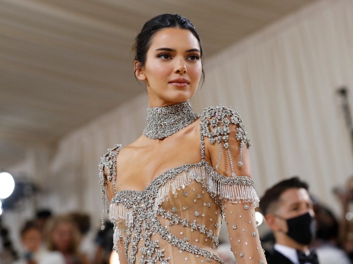 Recreate Kendall Jenner's Met Gala 2021 red carpet makeup look with this easy and quick tutorial