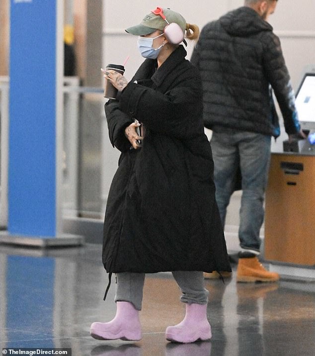 The Don't Look Up actress appeared to be juggling a laptop, a book and a  cup of coffee. She placed large headphones over her ears