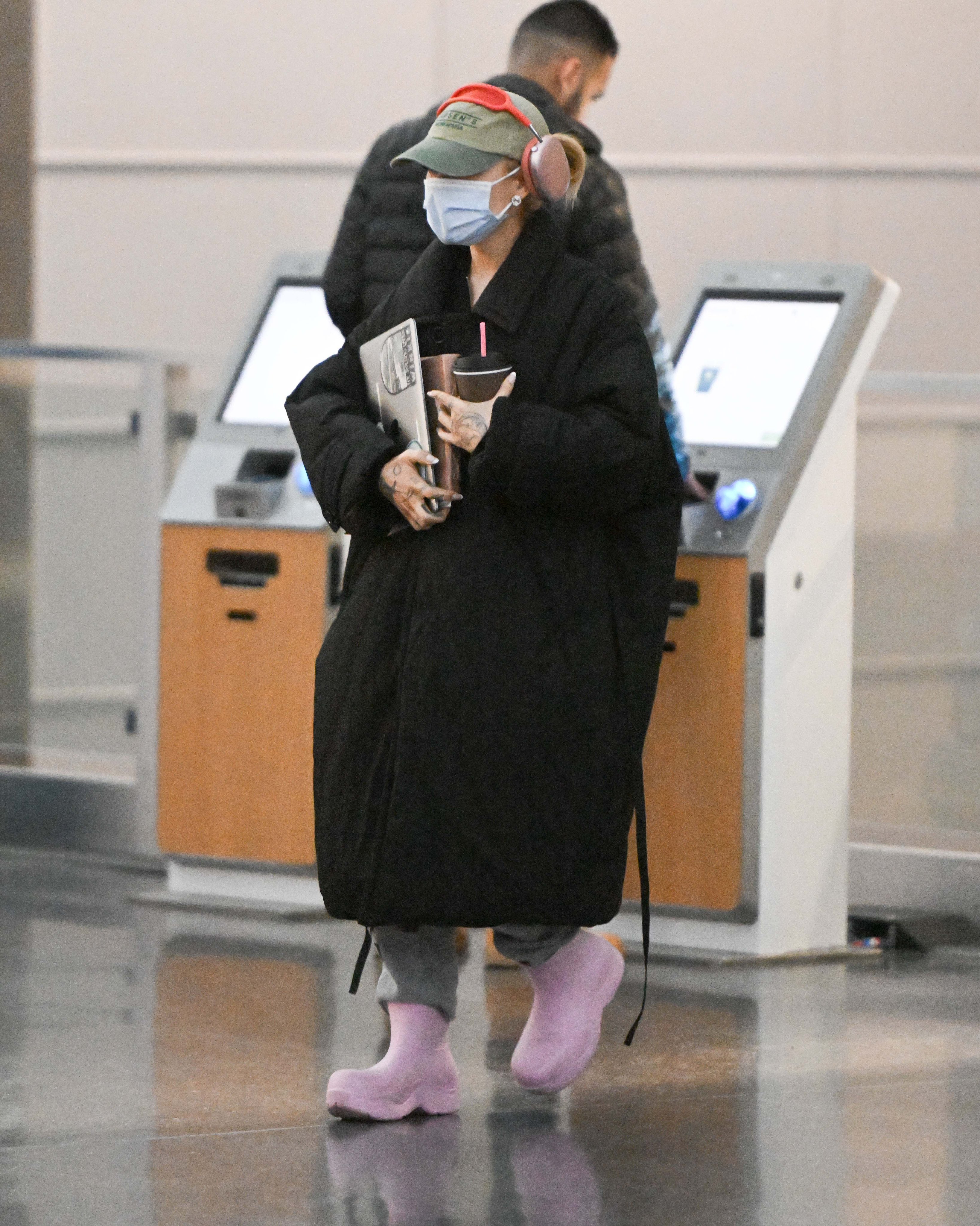 21 on X: "Ariana Grande is spotted arriving at JFK airport in New York City. https://t.co/pmRpfOCnq8" / X