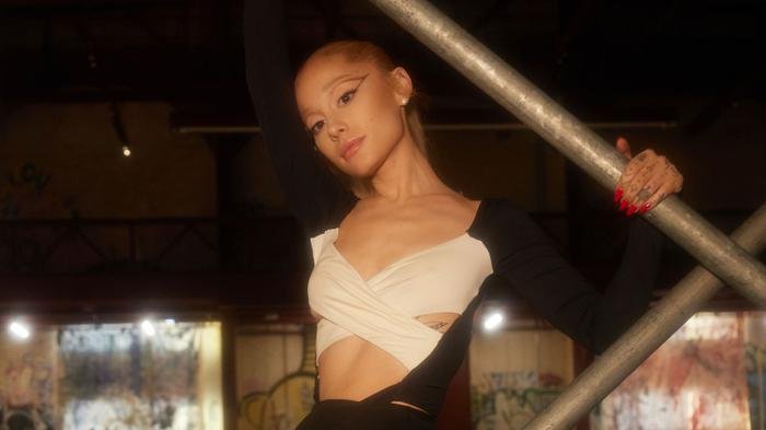 Ariana Grande 'sweeps' a series of Billboard charts, officially equaling Taylor Swift's record Photo 2