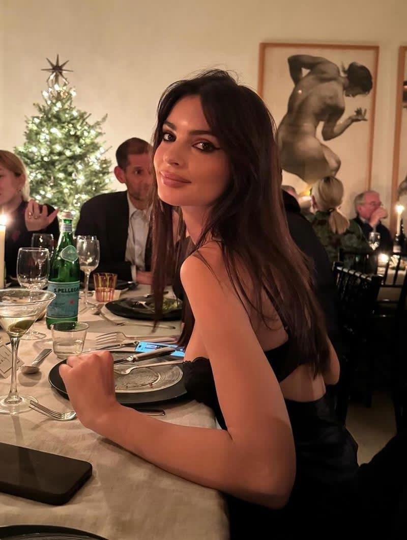 Emily Ratajkowski acierta con el look de fiesta más fácil: vestido lencero y botas cowboy