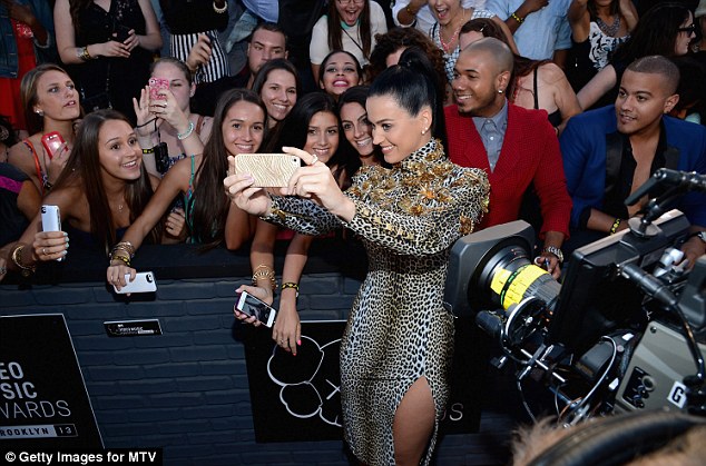 Amateur photography: Katy snapped a memento with a fan's phone on the red carpet