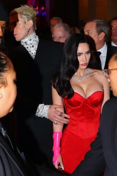 Concussed Megan Fox ditches brace at Grammys 2023 despite broken wrist