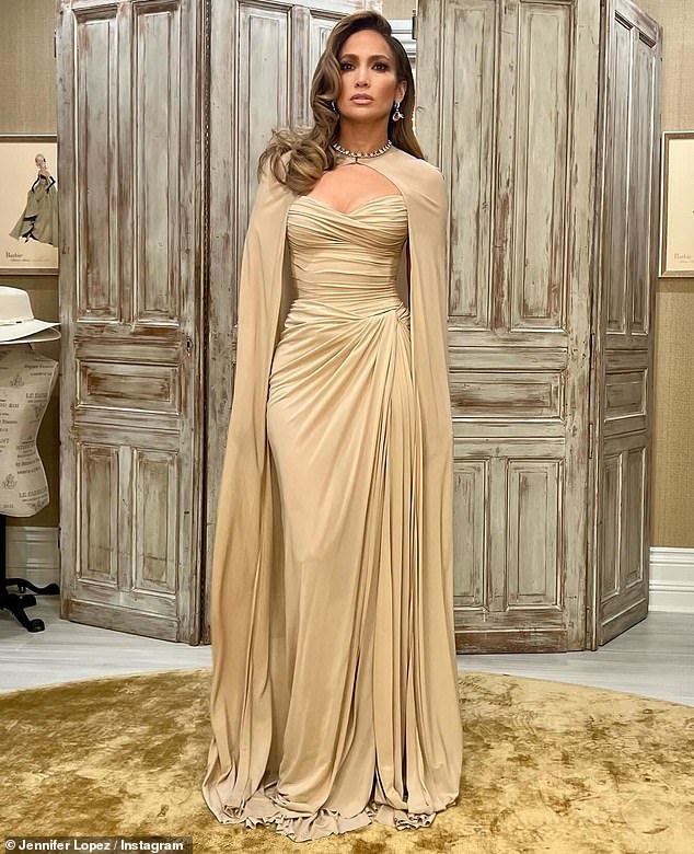 Jennifer Lopez stuns in a glamorous gold gown at Hispanic Federation annual 2024 Gala - Bintano