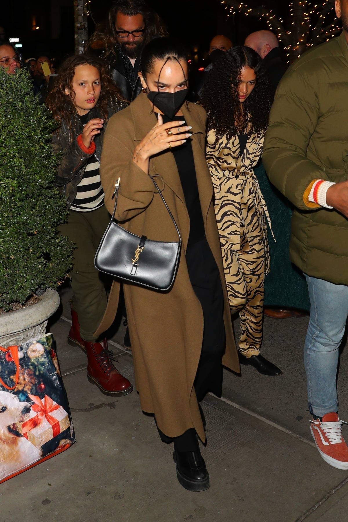 zoe kravitz and channing tatum step out for dinner with jason momoa in new  york city-280222_5