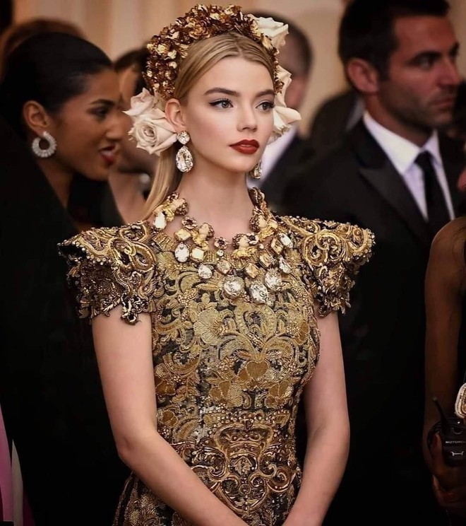 Có 1 mỹ nhân dự lần đầu đã "đại náo" Met Gala 2018 với nhan sắc kiêu kỳ tựa nữ thần: Thế này sao mãi mới nổi tiếng thế nhỉ?