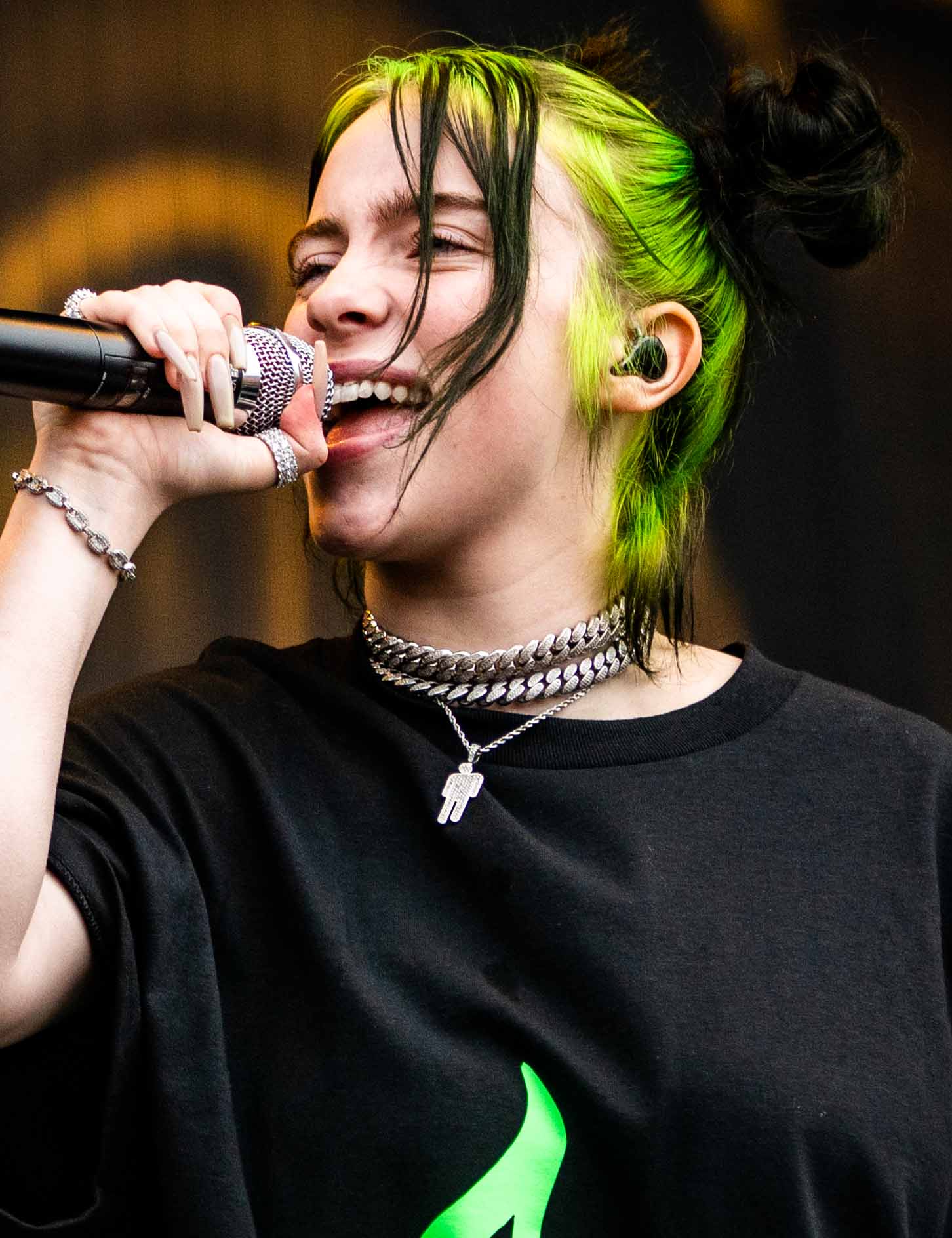 Ficheiro:Billie Eilish at Pukkelpop (48590443381) (cropped).jpg –  Wikipédia, a enciclopédia livre