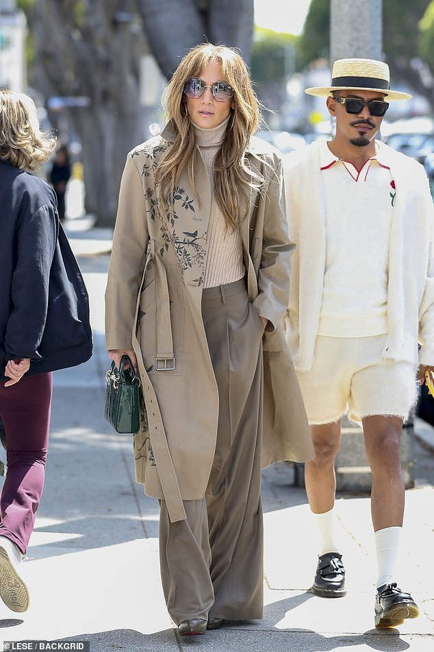 The Ain't It Funny hitmaker accessorized with a dark green purse