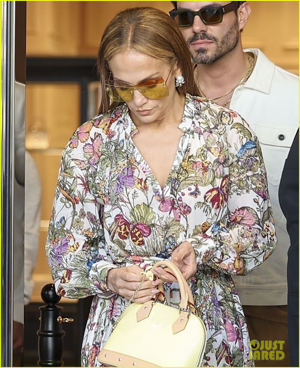 jennifer lopez wears floral print dress shopping at gucci 015046175